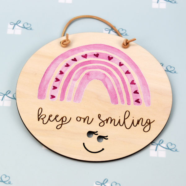 Regenbogen - Holzschild - Keep on smiling - Pink